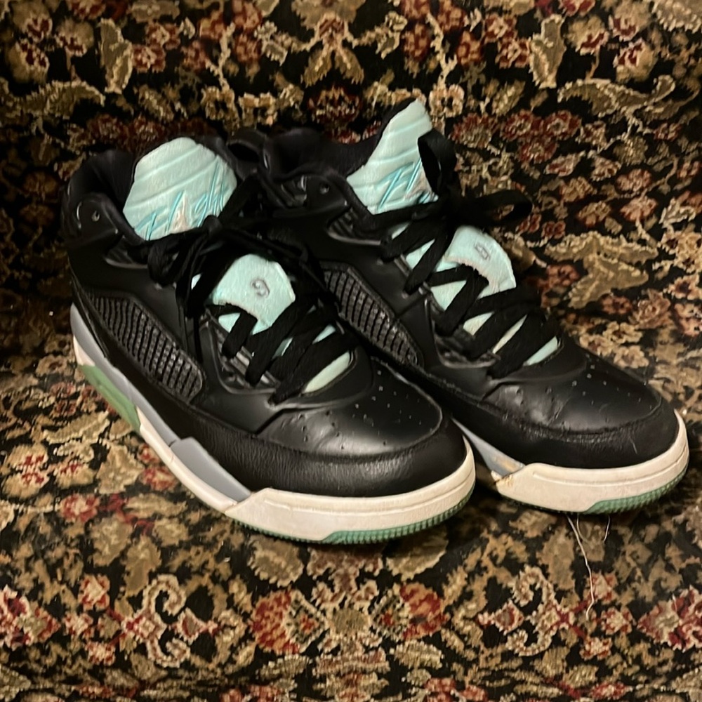 Woman’s Jordan Air Retro 684895-003 size 7
